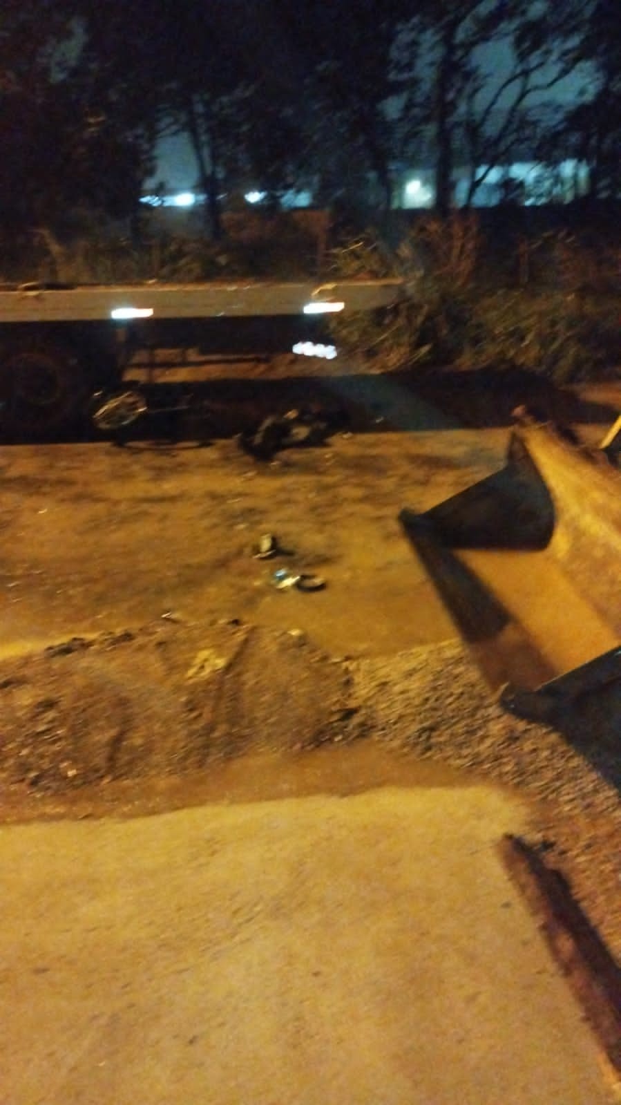 Motociclista morre em acidente após bater em caminhão