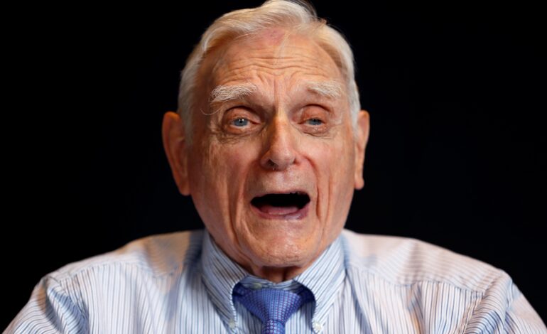 John B. Goodenough, pessoa mais velha a ganhar um Prêmio Nobel, morre aos 100 anos