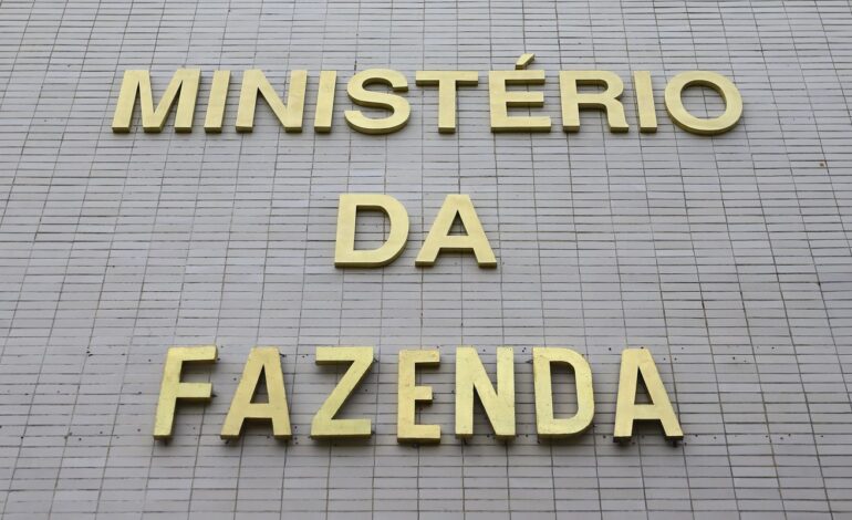 fazenda-reduz-previsao-oficial-de-crescimento-do-pib-para-3%
