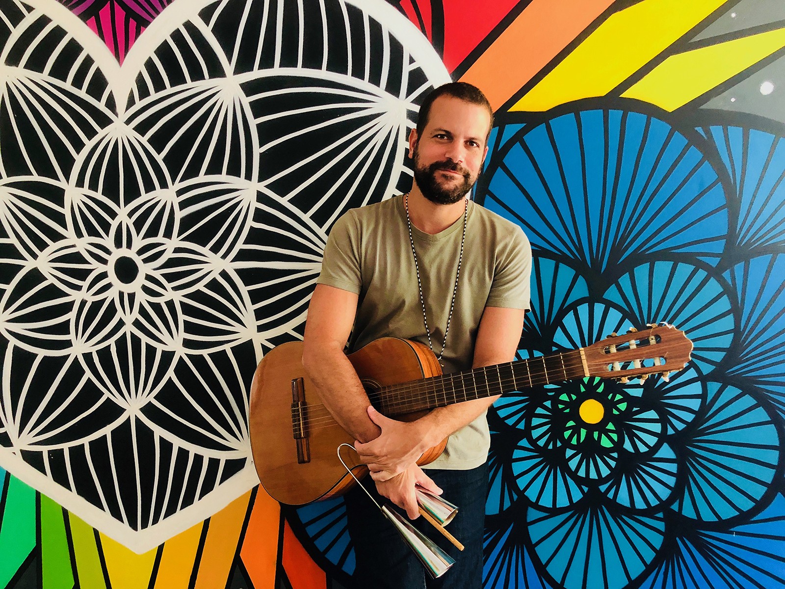 Parceiro de Sandy e Iorc, Daniel Lopes cai no samba com o EP