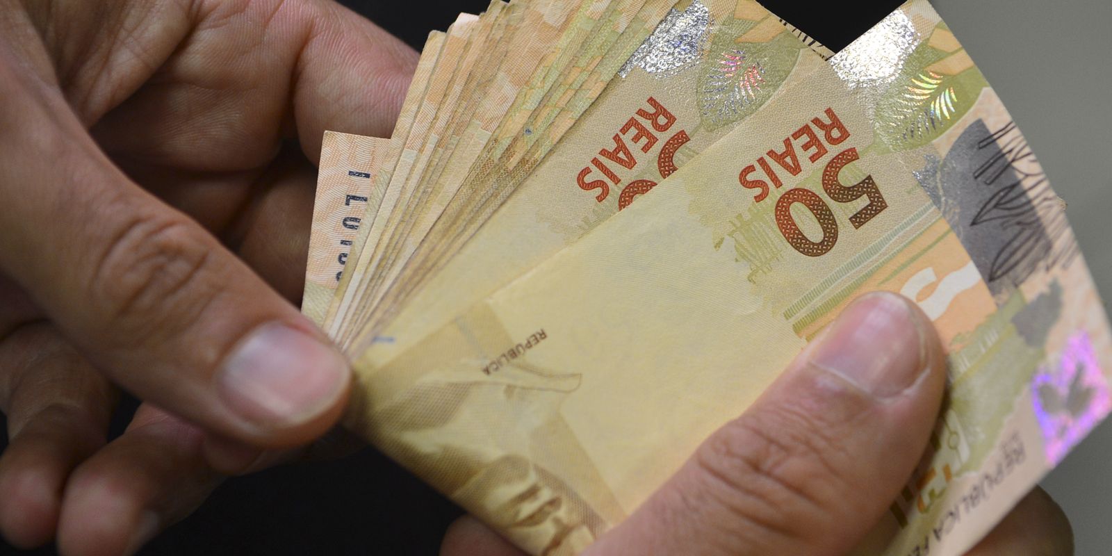 Cresce número de brasileiros que sacam dinheiro em bancos