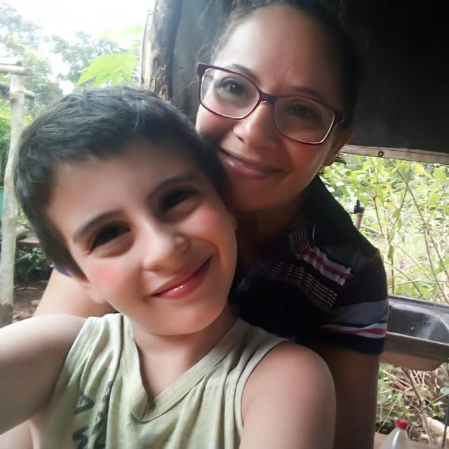 Filho de 10 anos salva mãe que estava sendo eletrocutada enquanto limpava casa: