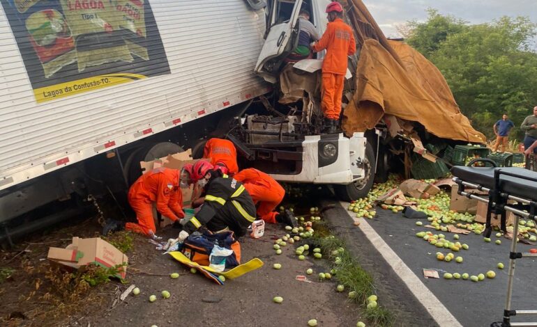 motorista-e-socorrido-com-vida-apos-caminhao-ficar-com-a-cabine-esmagada-em-acidente-na-br-153