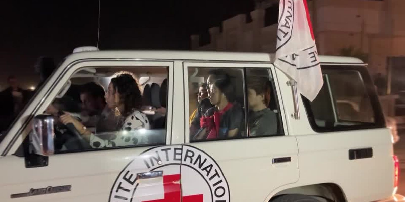 Cruz Vermelha faz operação para transferir reféns de Gaza