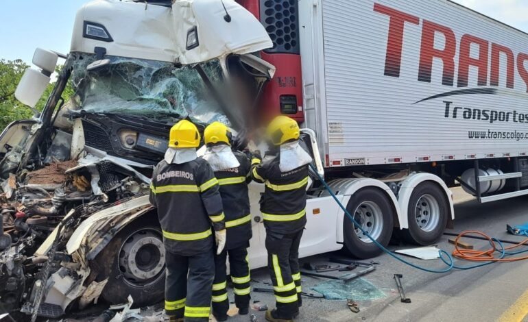 Caminhoneiro tem pé amputado após engavetamento esmagar cabine de carreta