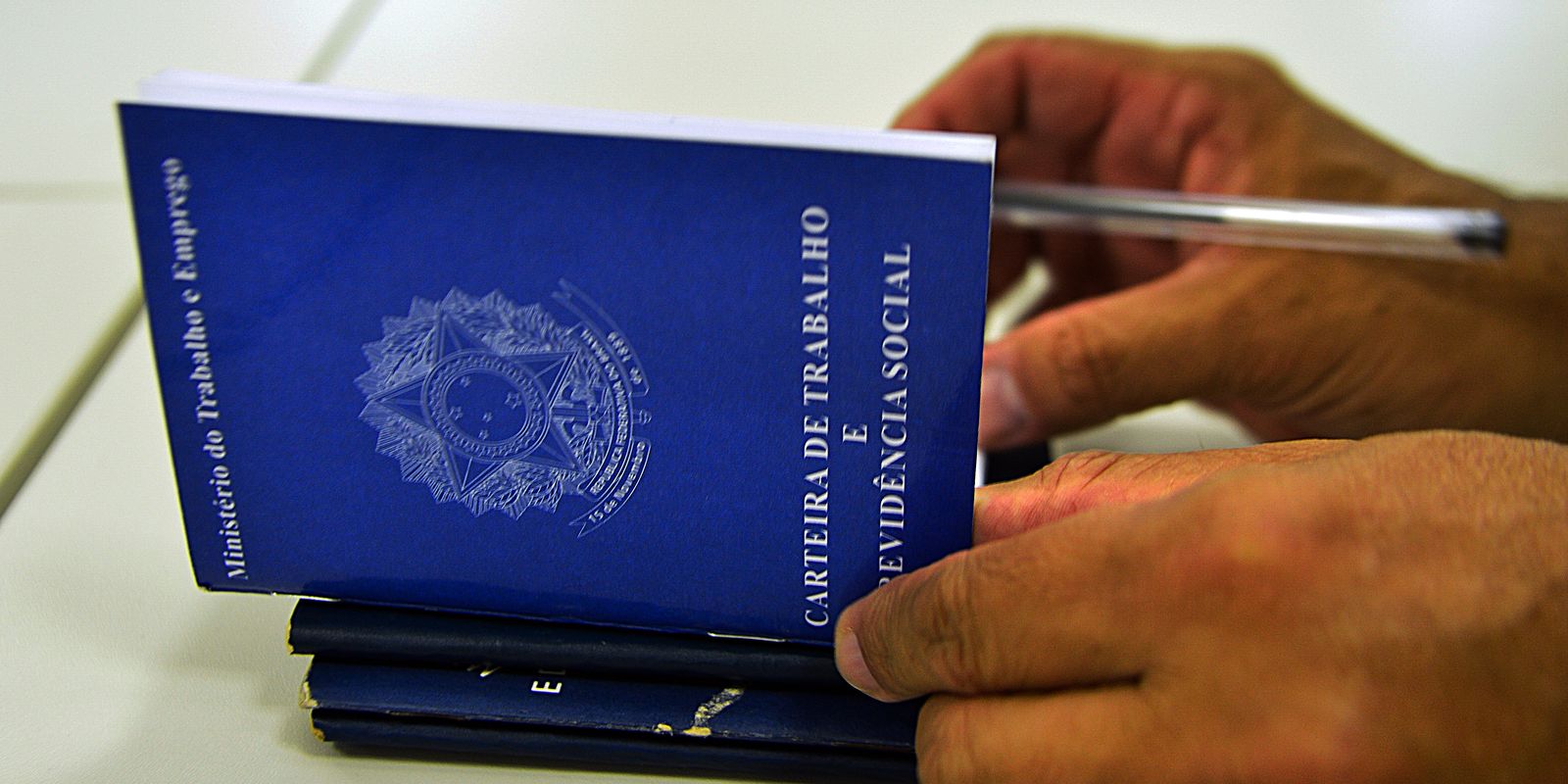 Brasil gera mais de 190 mil postos com carteira assinada em outubro
