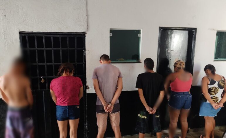 cinco-pessoas-sao-presas-e-um-adolescente-apreendido-suspeitos-de-trafico-de-drogas