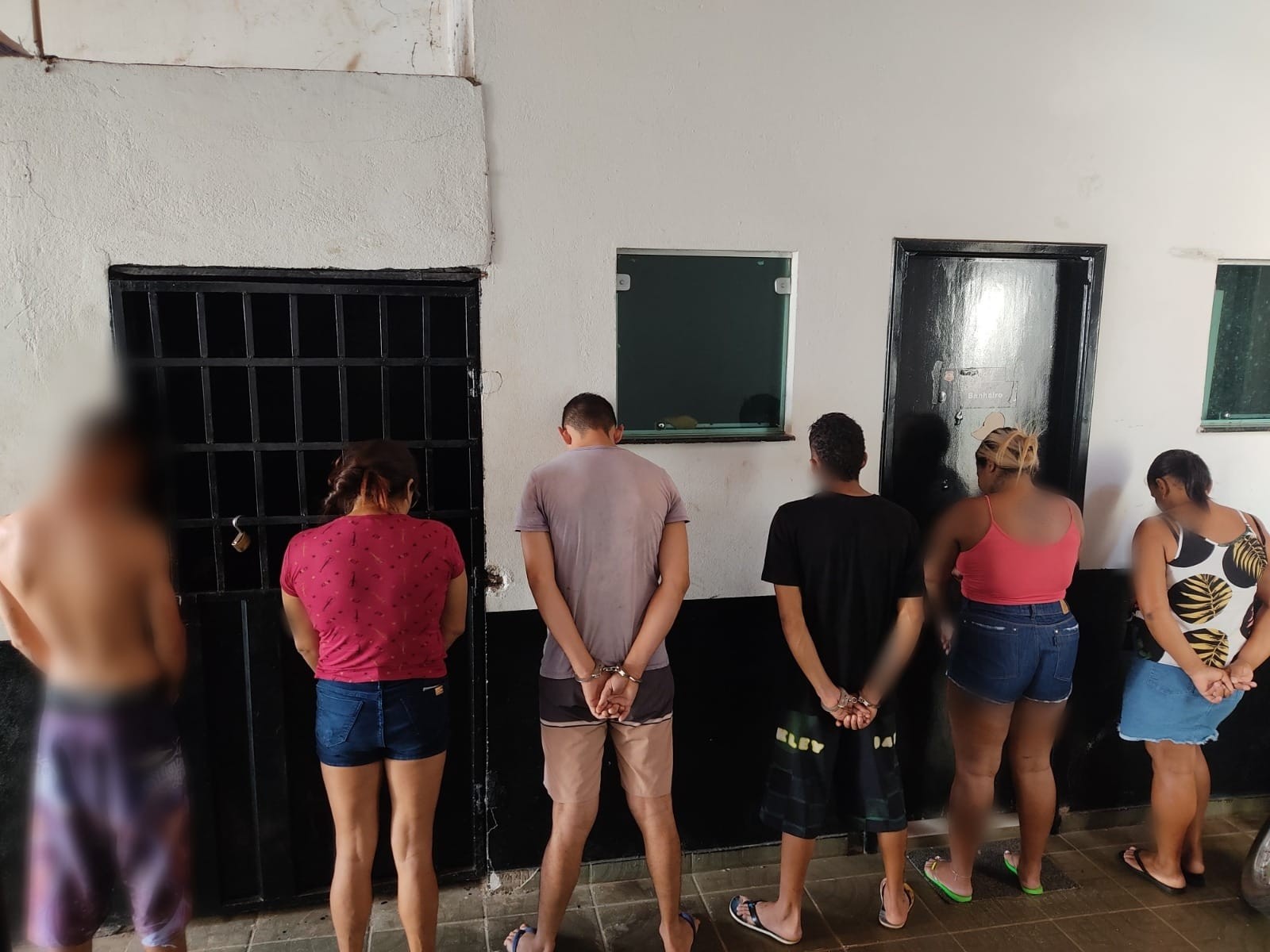 Cinco pessoas são presas e um adolescente apreendido suspeitos de tráfico de drogas