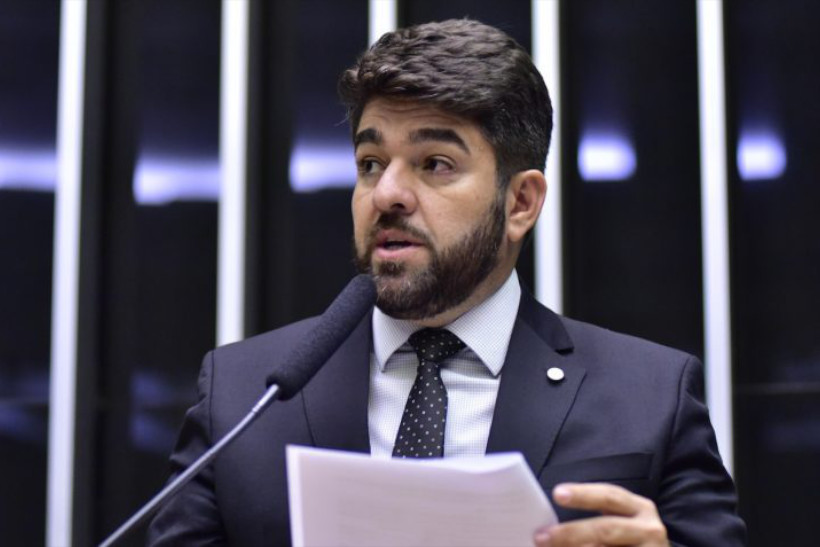 O “verde” ficou cinza: Câmara aprova combustíveis fósseis na regulação para eólicas offshore