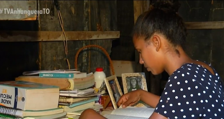 gari-que-mora-com-filho-pequeno-em-barraco-sonha-se-formar-em-direito-e-ter-casa-propria