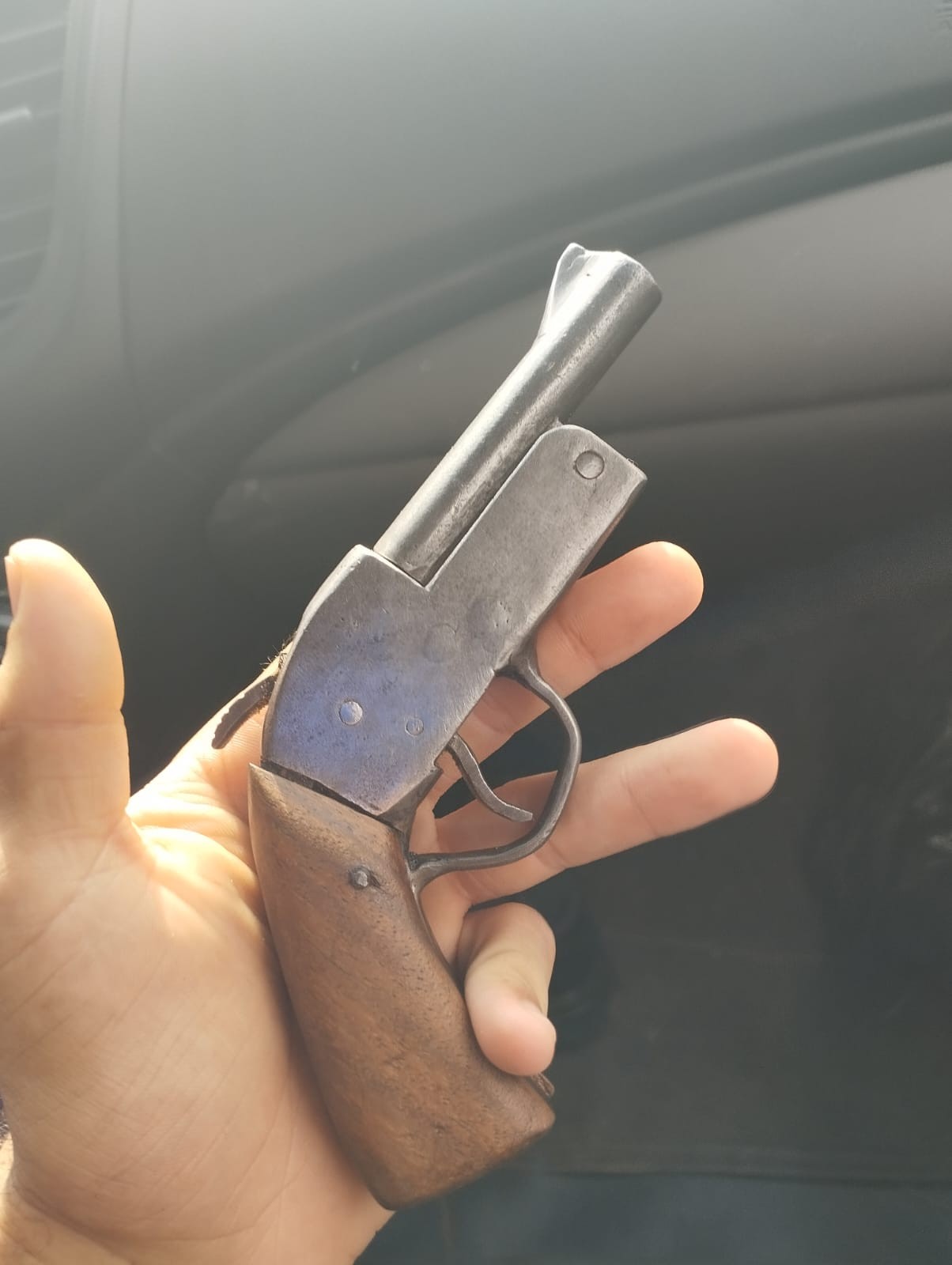 Idoso escapa de levar tiro durante roubo na porta de casa e suspeitos são capturados