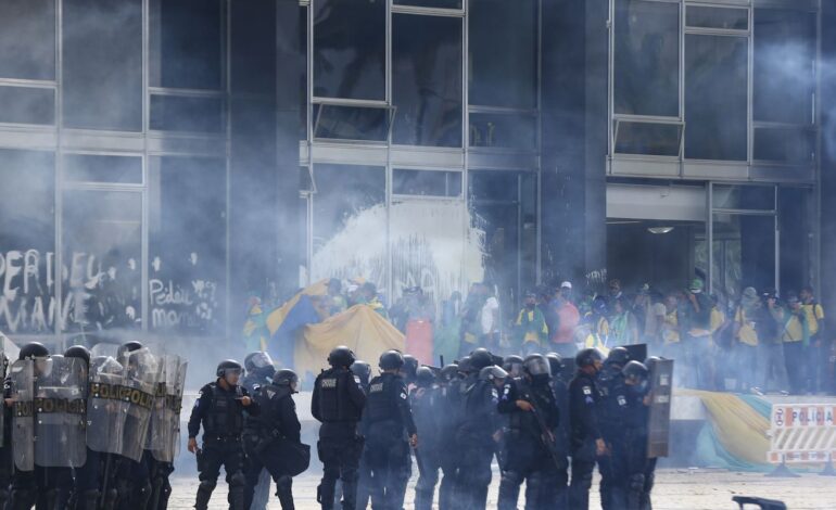 especialistas-apontam-intencoes-por-tras-da-tentativa-de-golpe-em-8/1