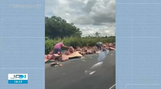 video-mostra-caminhao-carregado-de-vinho-sendo-saqueado-apos-tombar-na-br-153