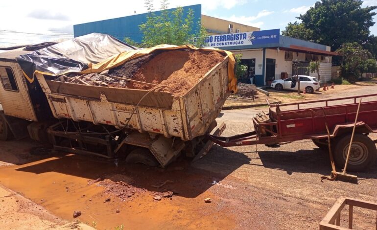 buraco-se-abre-em-rua-de-palmas-e-engole-pneus-de-caminhao