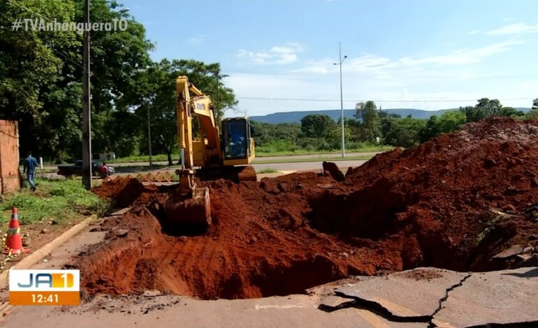 prefeitura-comeca-obras-na-cratera-que-se-abriu-em-rua-de-palmas