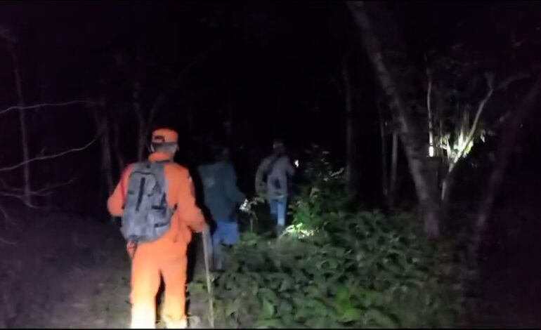 video:-grupos-de-indigenas-fazem-buscas-durante-a-madrugada-por-menino-que-desapareceu-na-mata
