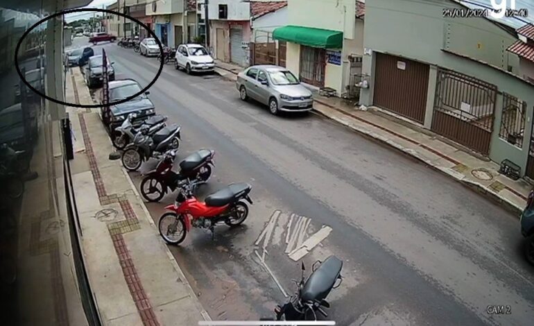 VÍDEO: Carro invade calçada e bate em muro após desviar de caminhonete em cruzamento