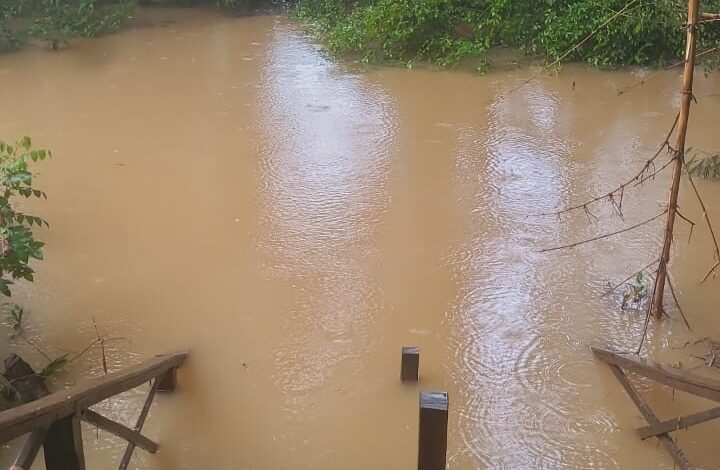aguas-cristalinas-do-rio-azuis-ficam-barrentas-apos-fortes-chuvas-na-regiao;-veja-antes-e-depois