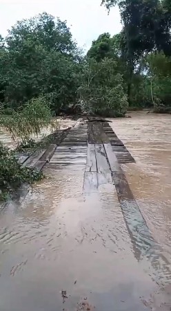 rio-transborda,-deixa-ponte-submersa,-rompe-estrada-e-invade-casas-apos-chuva-no-tocantins;-video