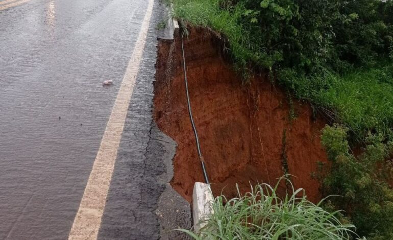 aterro-desmorona-por-causa-das-chuvas-e-forma-cratera-perto-da-br-153