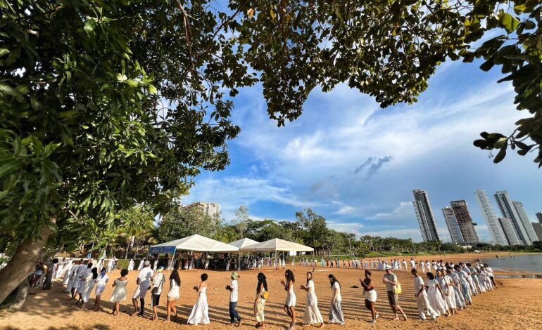 encontro-faz-homenagens-e-entrega-presentes-a-iemanja-em-praia-de-palmas;-veja-video