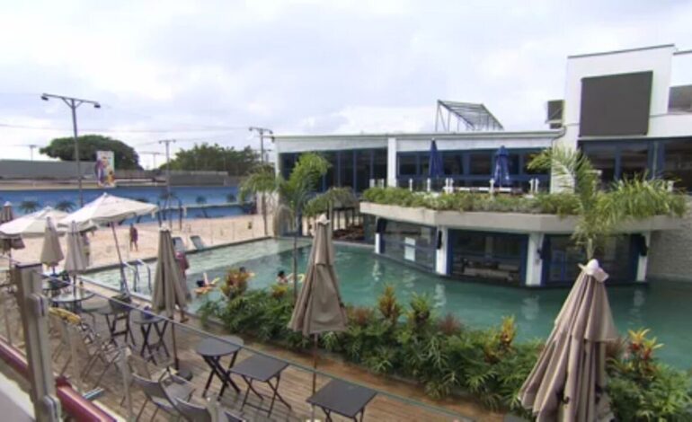 praia-em-sao-paulo?-bar-tematico-tem-piscina,-quadras-de-areia-e-palco-para-shows