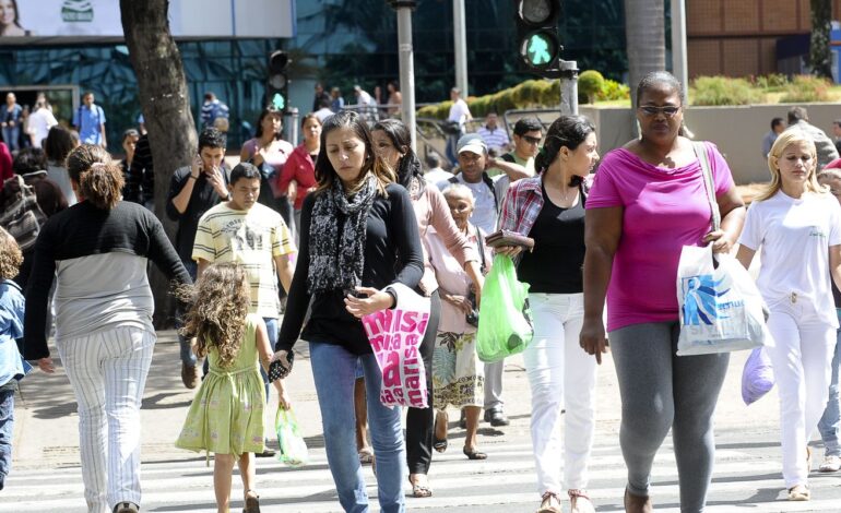 Taxa de desemprego fica em 7,6% no trimestre encerrado em janeiro