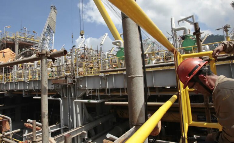 producao-media-de-petroleo-e-gas-bate-recorde-em-2023,-informa-anp