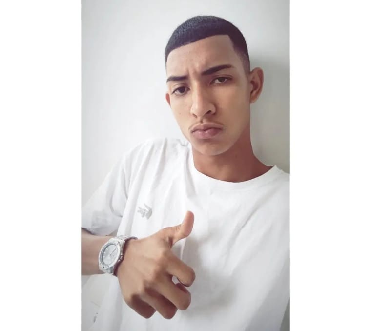 Júri popular inocenta três e condena um dos acusados de matar jovem espancado em avenida