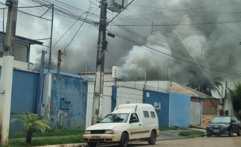 video:-galpao-de-empresa-de-decoracao-e-consumido-por-incendio