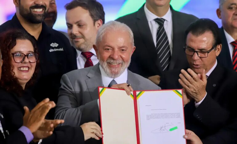 lula-assina-projeto-que-regula-atividade-de-motoristas-de-aplicativo