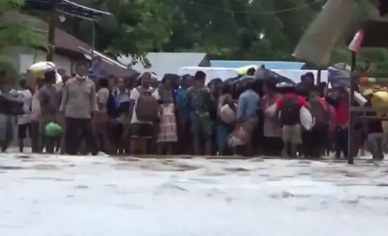 Tempestades e inundações causam mortes e destruição na Indonésia
