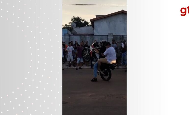 video:-motociclista-empina-moto-com-prefeito-sem-capacete-na-garupa-em-evento-de