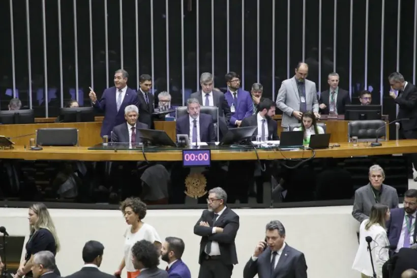 “Combustível do Futuro”: Câmara aprova texto com concessões ao setor de combustíveis fósseis