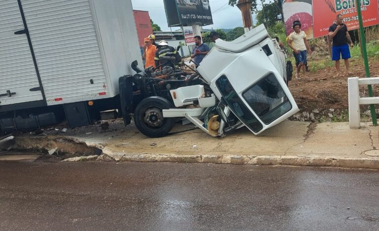Motorista perde o controle e pula de caminhão após cabine se soltar ao passar por lombada
