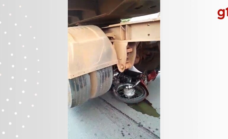 video:-moto-vai-parar-debaixo-de-carreta-apos-batida-na-to-222