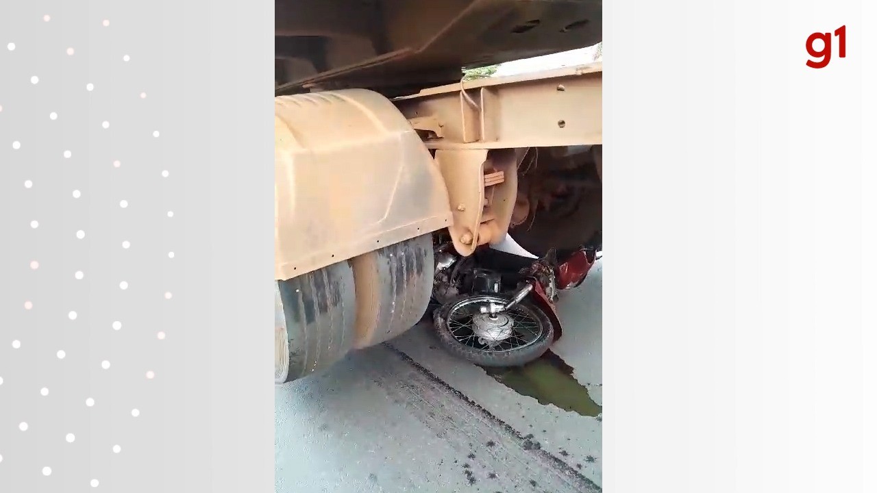VÍDEO: Moto vai parar debaixo de carreta após batida na TO-222