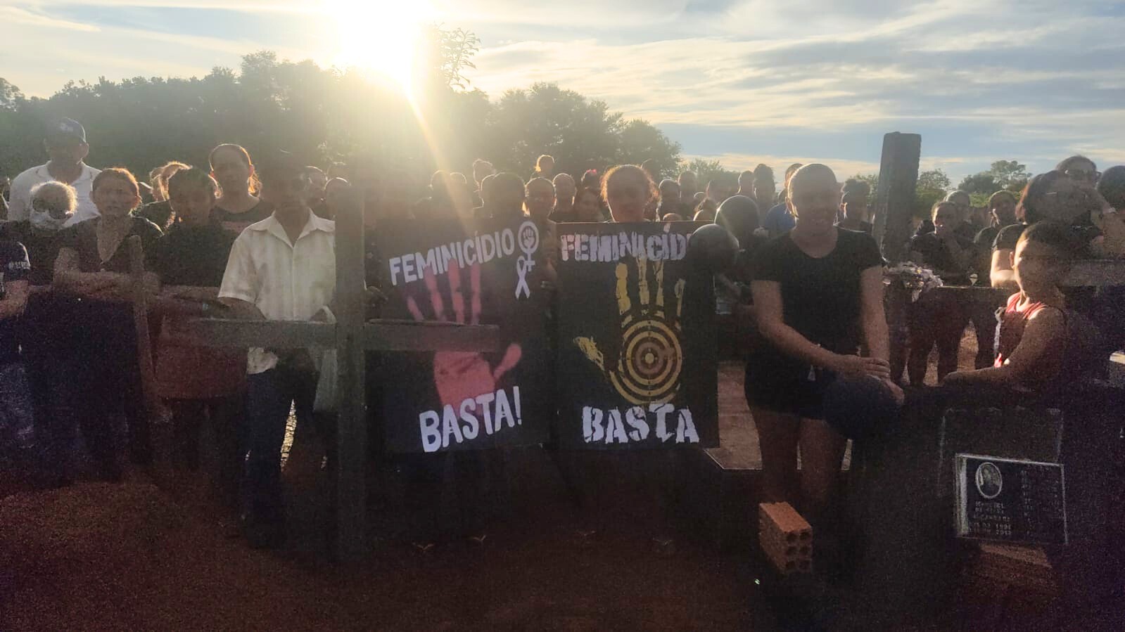 Multidão faz cortejo em despedida a garçonete assassinada a facadas pelo ex-companheiro; Vídeo