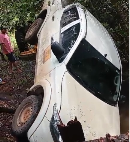 caminhonete-com-funcionarios-do-ibge-cai-em-rio-apos-ponte-de-madeira-quebrar;-video