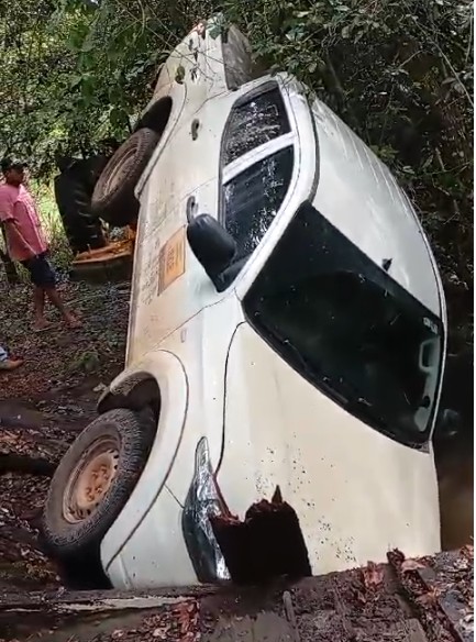 Caminhonete com funcionários do IBGE cai em rio após ponte de madeira quebrar; VÍDEO