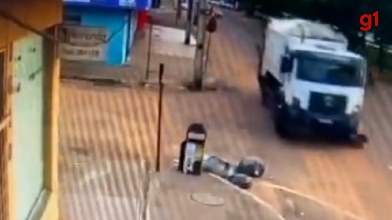 Vídeo mostra ciclista sendo atropelada e desaparecendo debaixo de caminhão de lixo