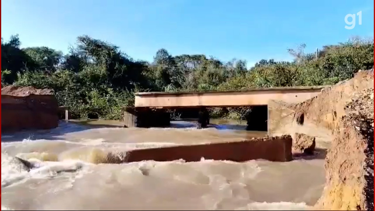 Enchente faz ponte desabar após arrastar aterro e bueiro; VÍDEO
