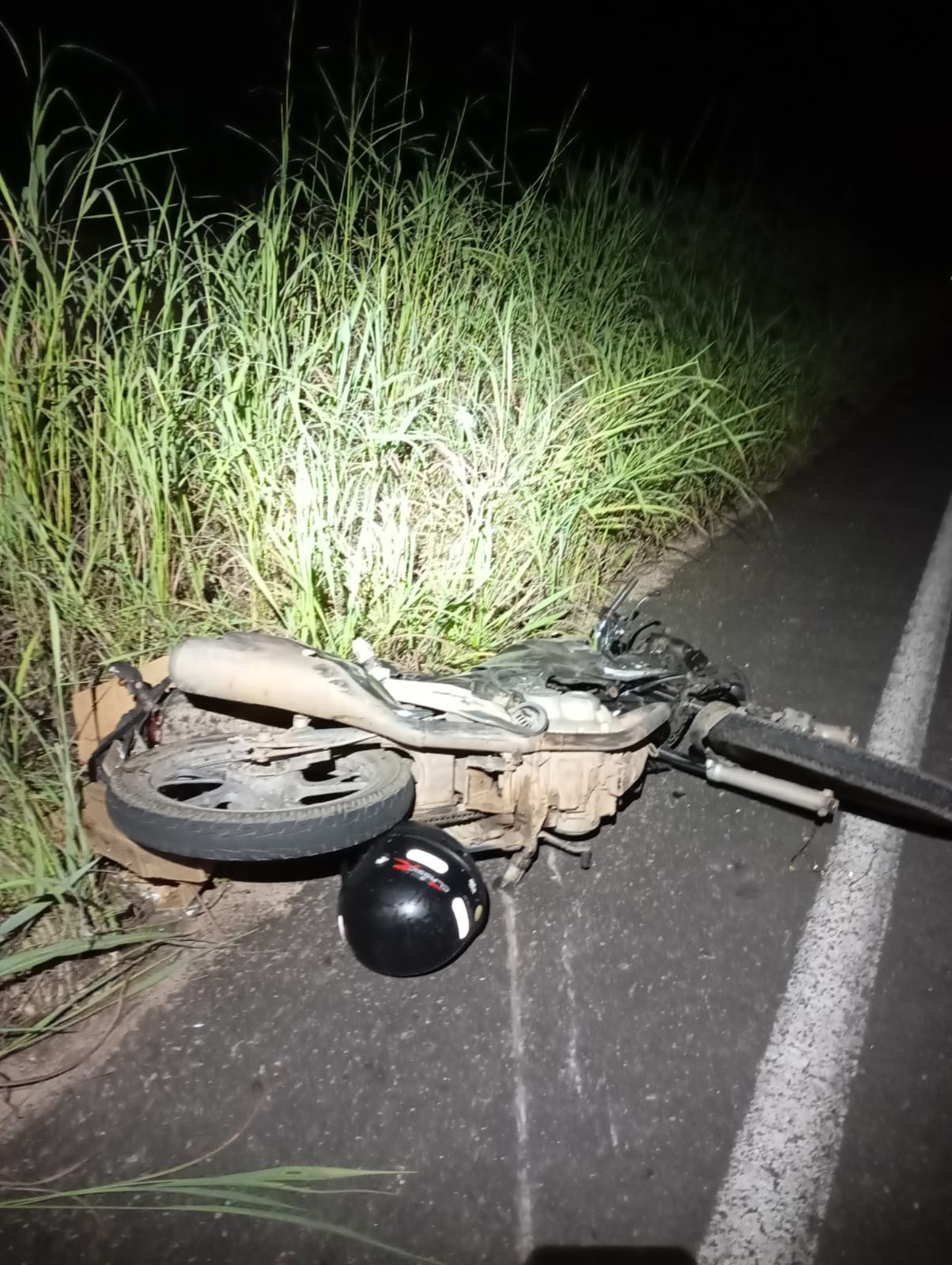 Motociclista morre após bater em caminhão e ser arremessada no acostamento