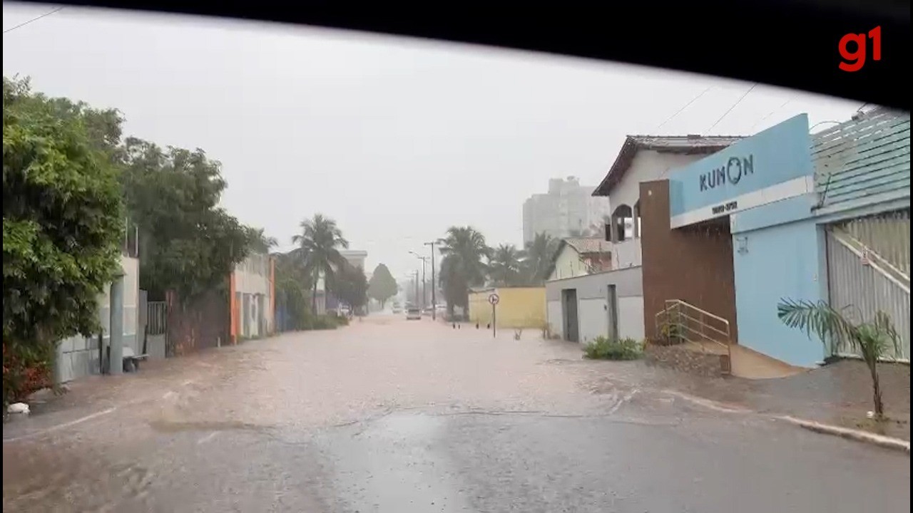 VÍDEO: Motoristas enfrentam ruas alagadas após forte chuva em Araguaína