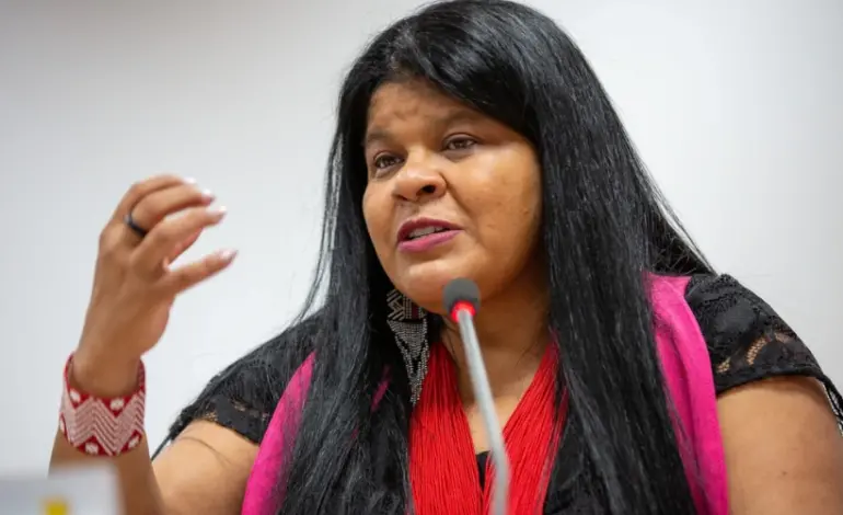 Governo formará indígenas para ampliar participação na COP30, diz Sônia Guajajara