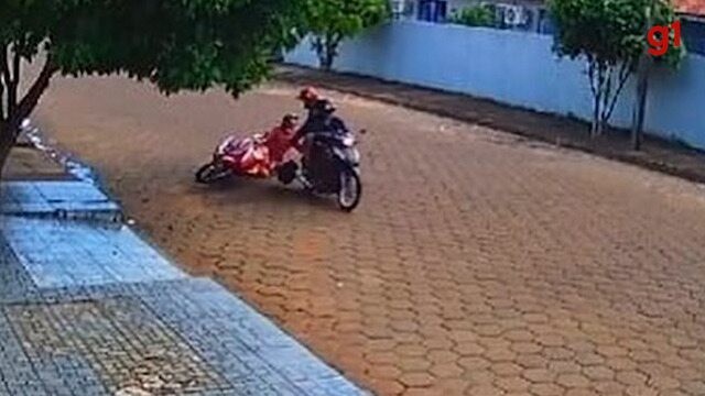 criminosos-tentam-roubar-bolsa-e-derrubam-mulher-de-moto-em-movimento;-video