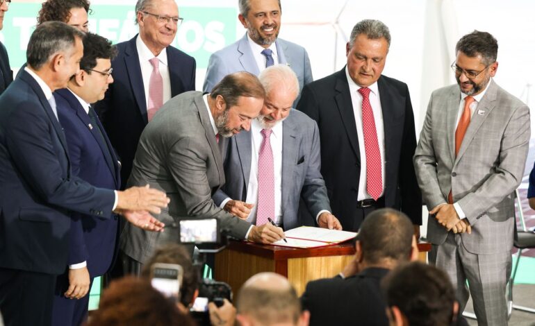 Lula assina MP que prevê redução de 3,5% a 5% na conta de luz