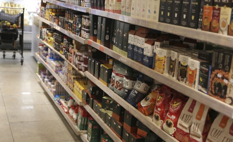 varejo-cresce-1%-em-fevereiro-e-atinge-patamar-recorde,-diz-ibge