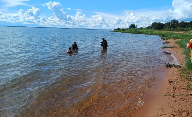 Mulher de 25 anos morre afogada em praia após entrar em lago e desaparecer, dizem bombeiros