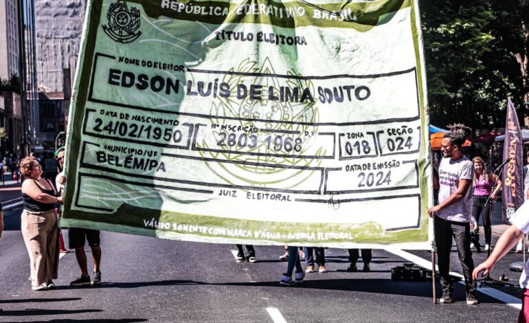 Campanha usa título de eleitor gigante para chamar jovens para votar